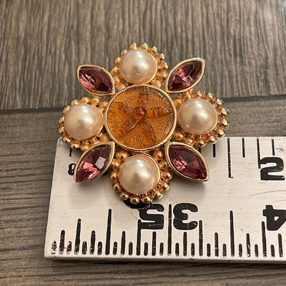 Vintage Floral Like Design Brooch with Pearl & Rhinestone Accents - Picture 11 of 15